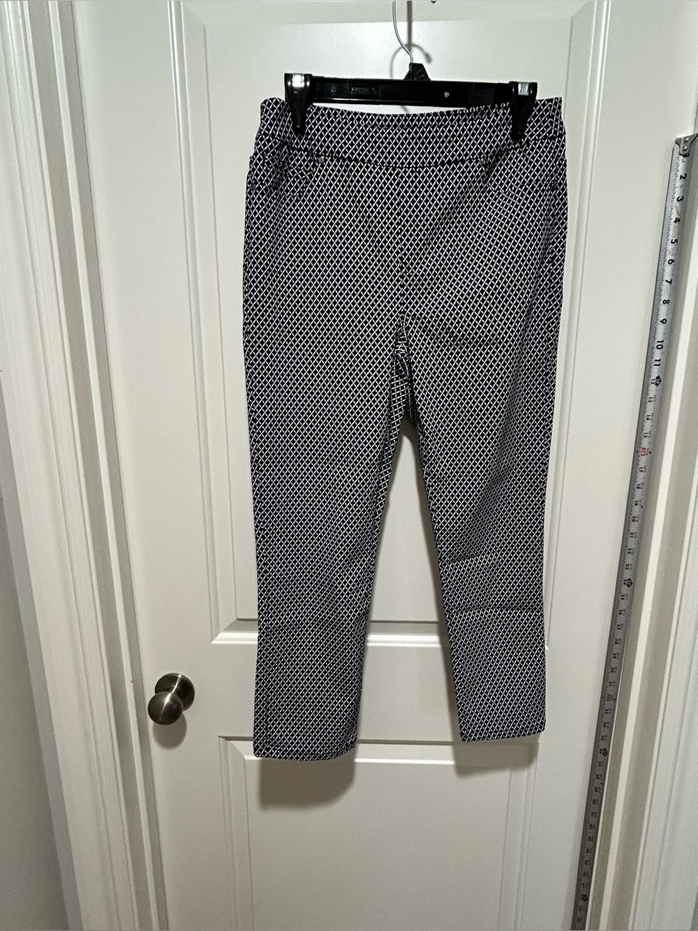 Mario Serrani women’s size M Black and White Patterned pull on pant. LIKE NEW